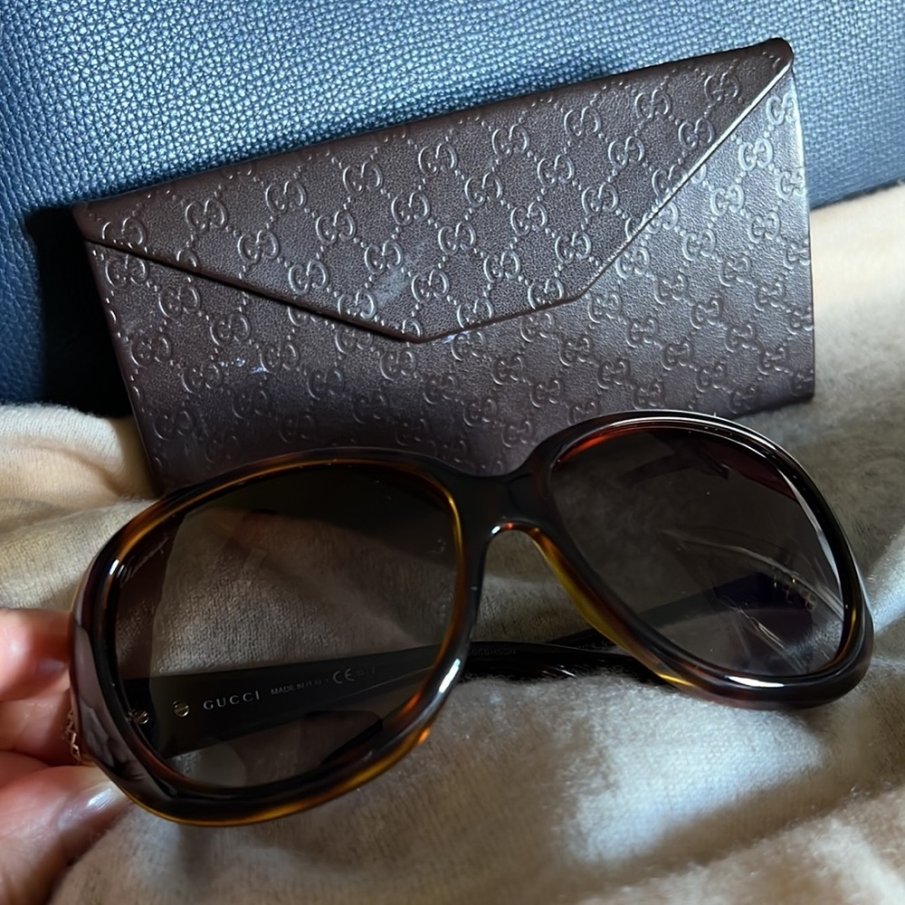 Gucci classic sunglasses & case - Picture 11 of 16